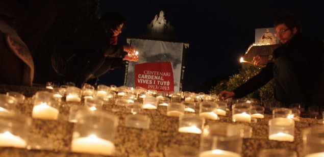 Encendida de velas a Llavaneres para conmemorar el centenario de la muerte del cardenal Vives y Tutó. Encendida de velas a Llavaneres para conmemorar el centenario de la muerte del cardenal Vives y Tutó.
