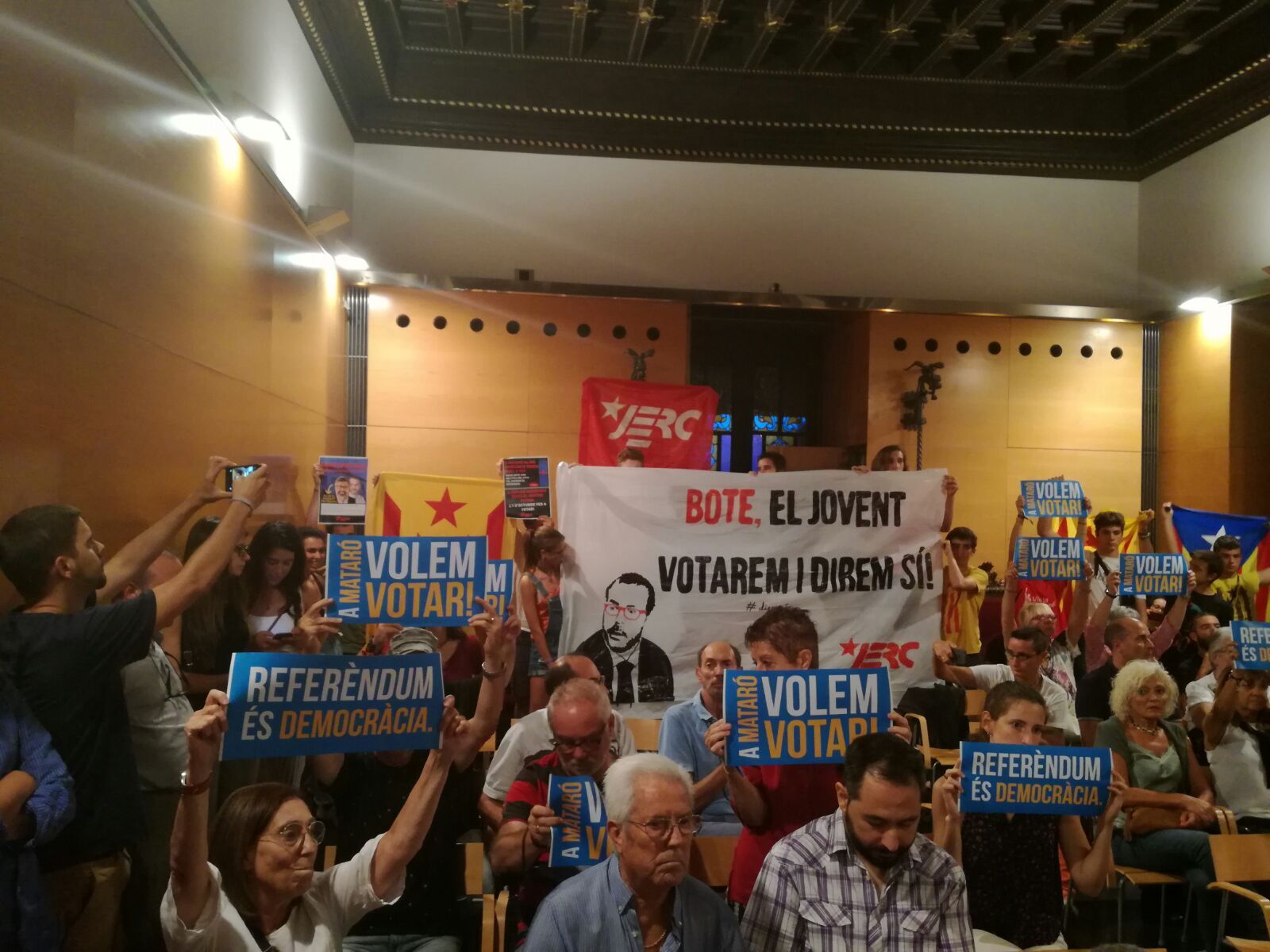 Els assistents al Ple, amb pancartes defensant el referèndum