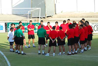 La plantilla del primer equipo del CE Mataró en el primer entrenamiento de la temporada. La plantilla del primer equipo del CE Mataró en el primer entrenamiento de la temporada.