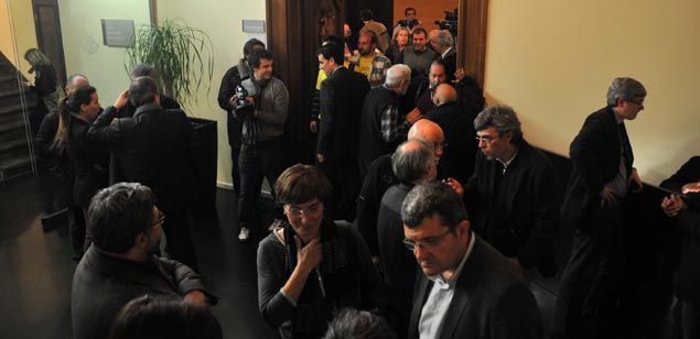 Els regidors, en un dels moments en què es va suspendre el Ple Els regidors, en un dels moments en què es va suspendre el Ple