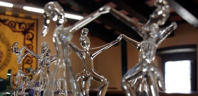 La figura de vidrio de una sardana, objeto conmemorativo de la Capital de la Sardana 2013 de Arenys de Munt.