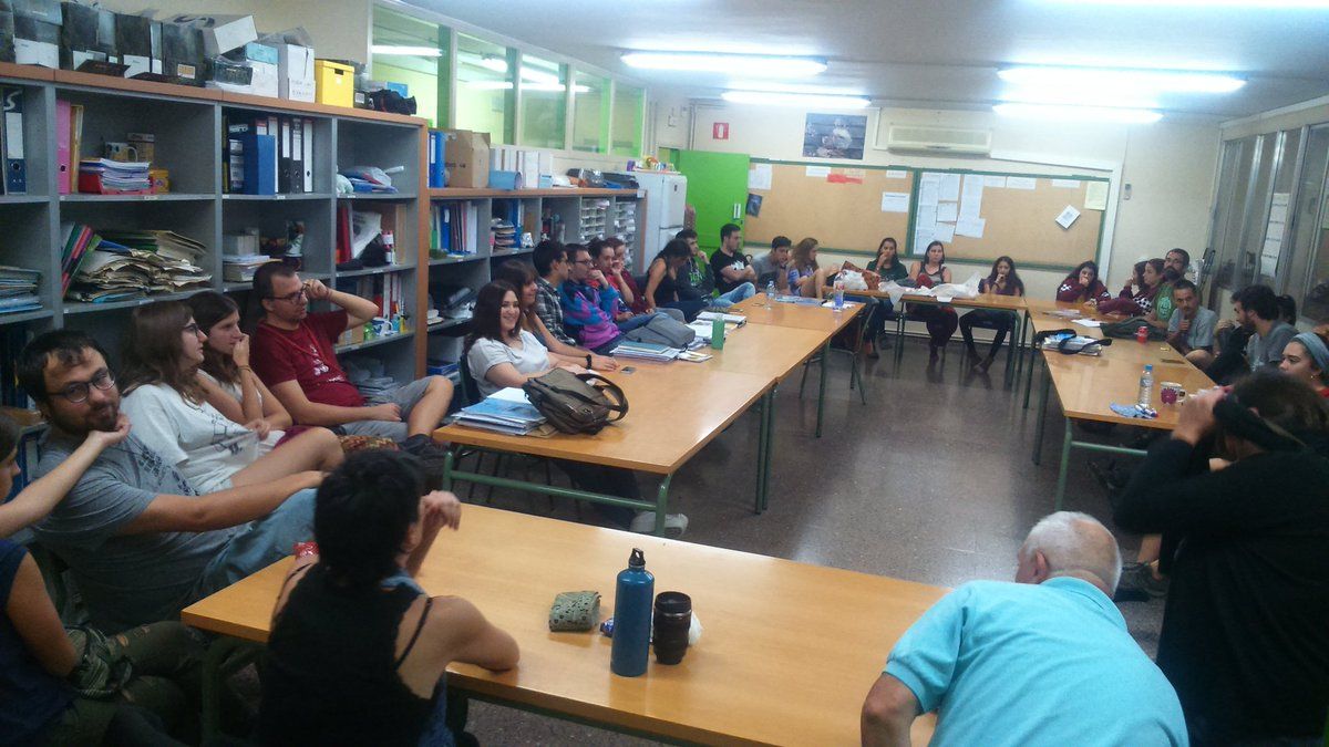Assemblea nocturna a l'Institut Puig i Cadafalch. Foto: Comitè de Defensa del Referèndum a Mataró (@CDRMataro)