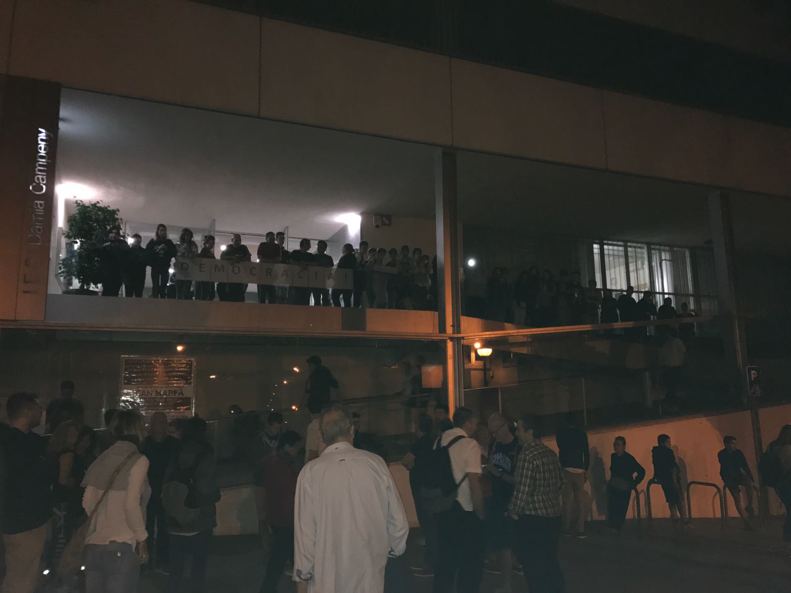 L'institut Damià Campeny, a quarts de 6 del matí