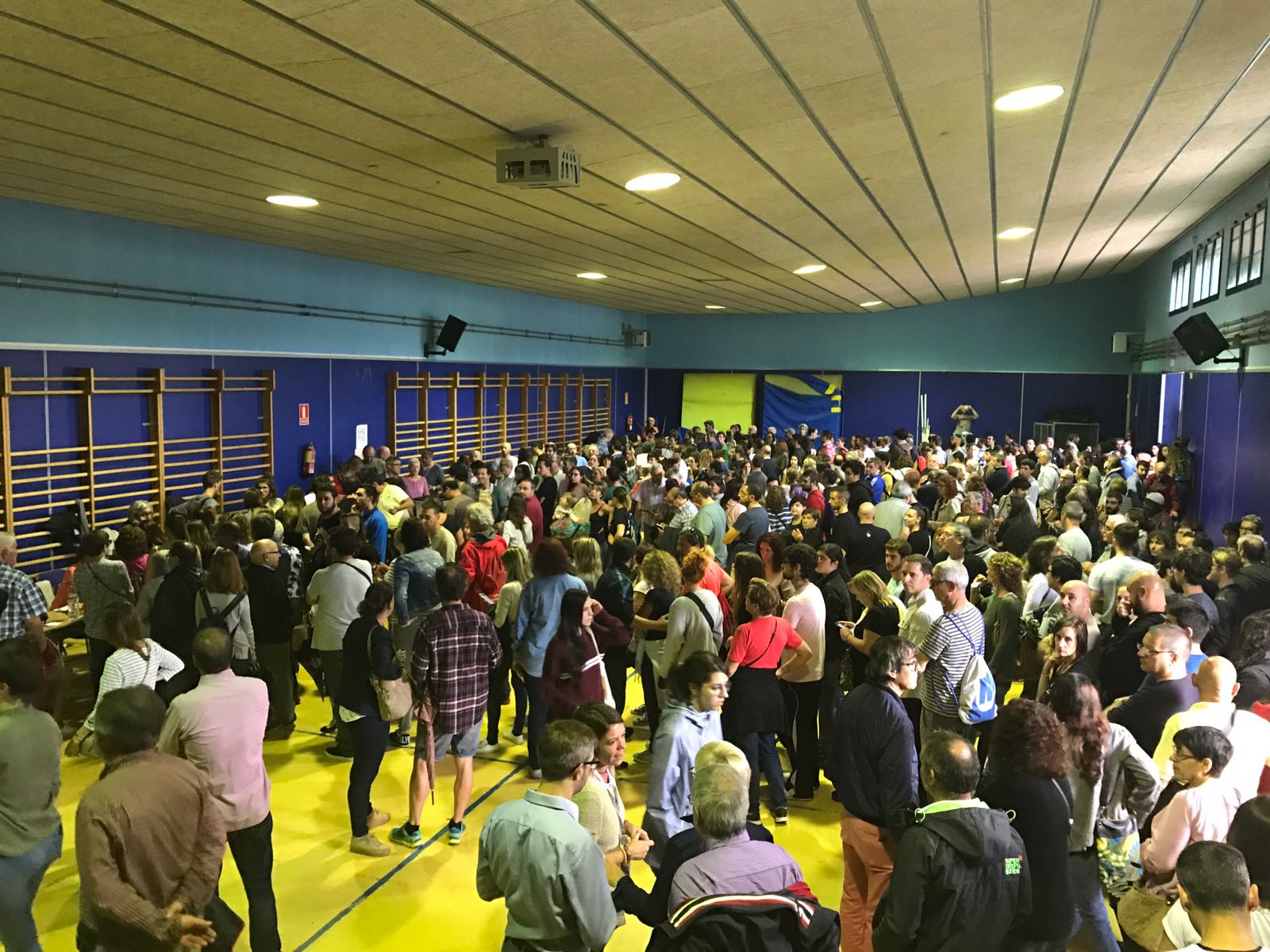 Una gentada a l'Institut Puig i Cadafalch, cap a les 12h. Foto: S. Ruiz