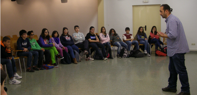 Los alumnos que participan al proyecto a uno de los talleres Los alumnos que participan al proyecto a uno de los talleres