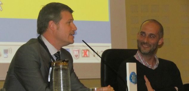 Joan Deus, a l'esquerra, en l'acte d'entrega del premi