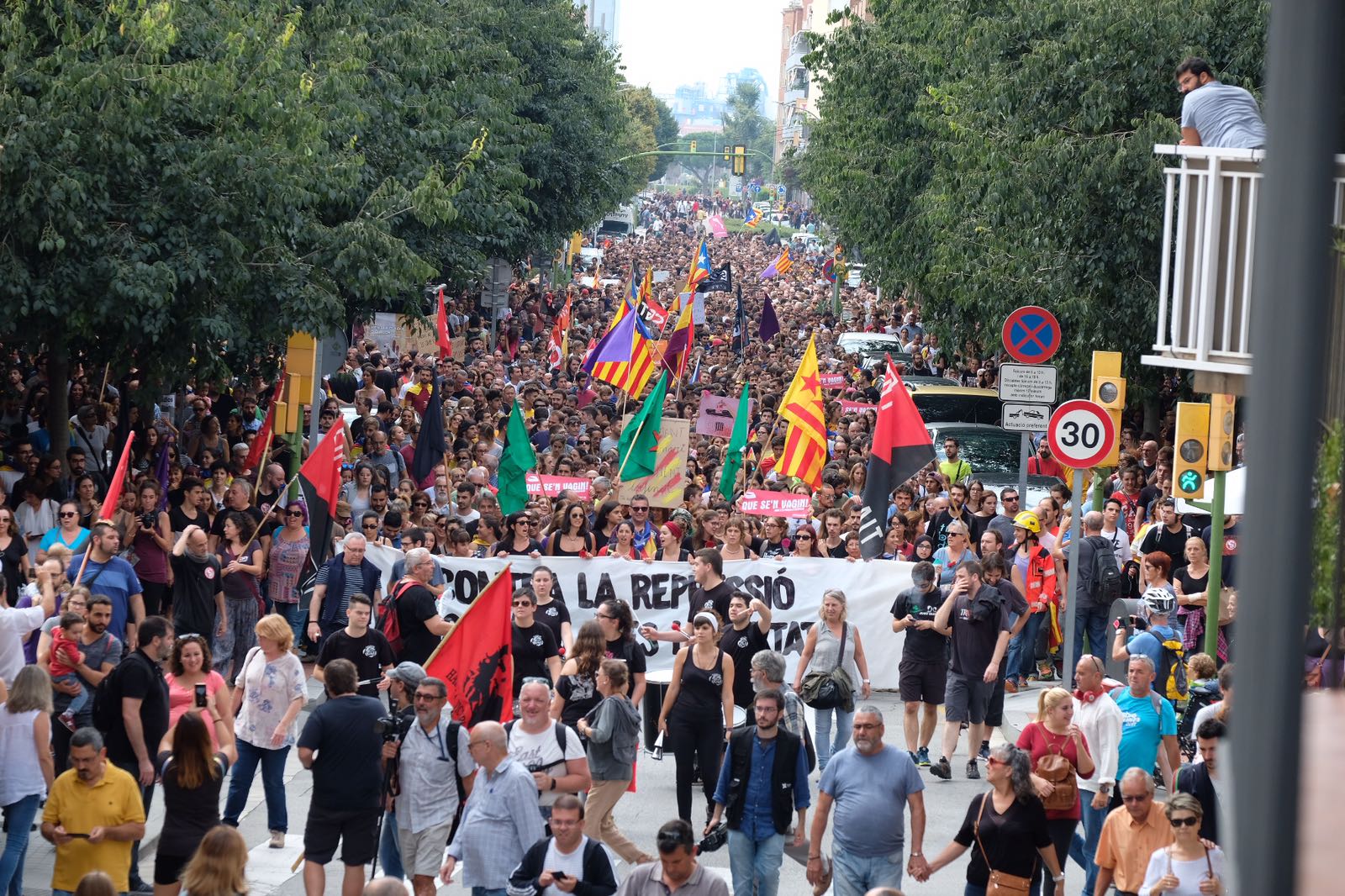 La masiva manifestación durante la huelga del 3 de octubre de 2017. Fotos: R. Gallofré