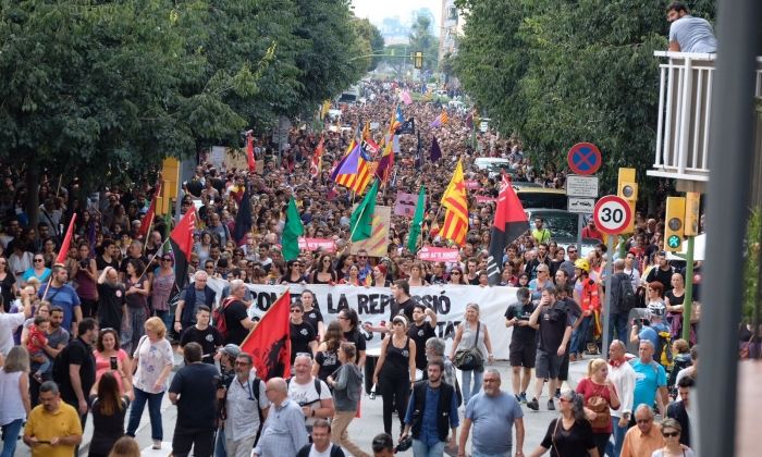 La massiva manifestació durant la vaga del 3 d'octubre. Fotos: R. Gallofré