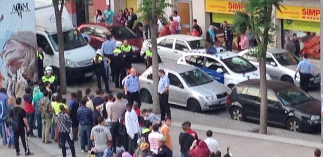 Imatge d'un moment dels aldarulls, amb la intervenció policial Imatge d'un moment dels aldarulls, amb la intervenció policial