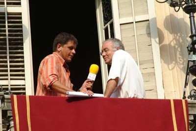 Espertac Peran entrevistando al alcalde Baron. Espertac Peran entrevistando al alcalde Baron.