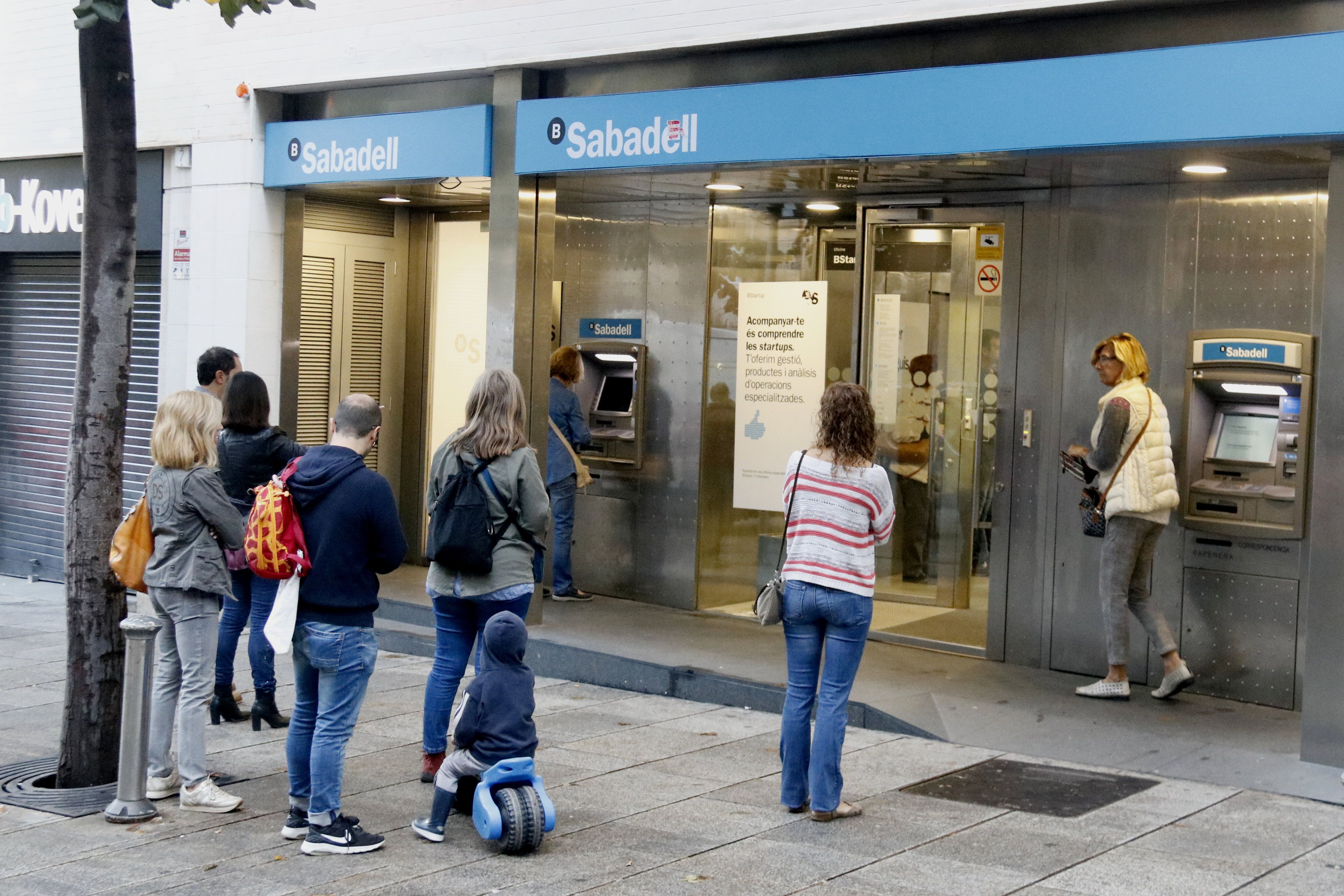 Cues a l'oficina de Banc Sabadell