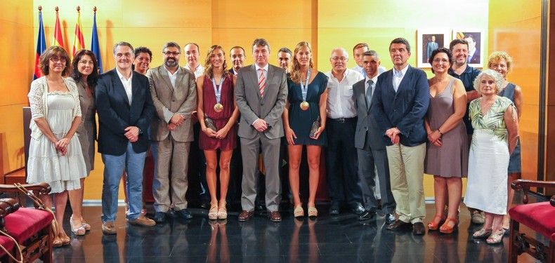 Les homenatjades, amb l'alcalde, regidors i personalitats convidades a l'acte