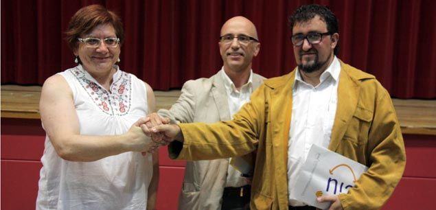 Àngels Castillo (PSC), Joan Rabasseda (ERC) y Alfons Molons (CiU), encajan las manos para escenificar el pacto de gobierno por Arenys de Munt Àngels Castillo (PSC), Joan Rabasseda (ERC) y Alfons Molons (CiU), encajan las manos para escenificar el pacto de gobierno por Arenys de Munt