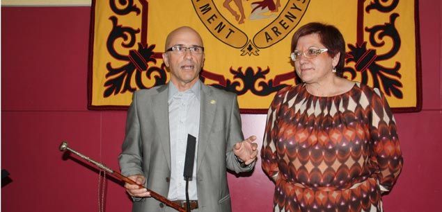 Joan Rabasseda ha recibido la vara de alcalde de manso de la portavoz del PSC Àngels Castillo, después de que el alcalde saliente, Josep Manel Ximenis, se haya negado a hacerlo. Joan Rabasseda ha recibido la vara de alcalde de manso de la portavoz del PSC Àngels Castillo, después de que el alcalde saliente, Josep Manel Ximenis, se haya negado a hacerlo.