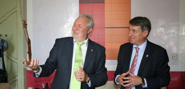 L'alcalde de Cehegín rep de part de Joan Mora una reproducció de la Laia l'Arquera L'alcalde de Cehegín rep de part de Joan Mora una reproducció de la Laia l'Arquera