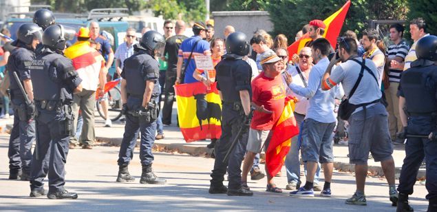 Participants a la manifestació contrària a l'estelada