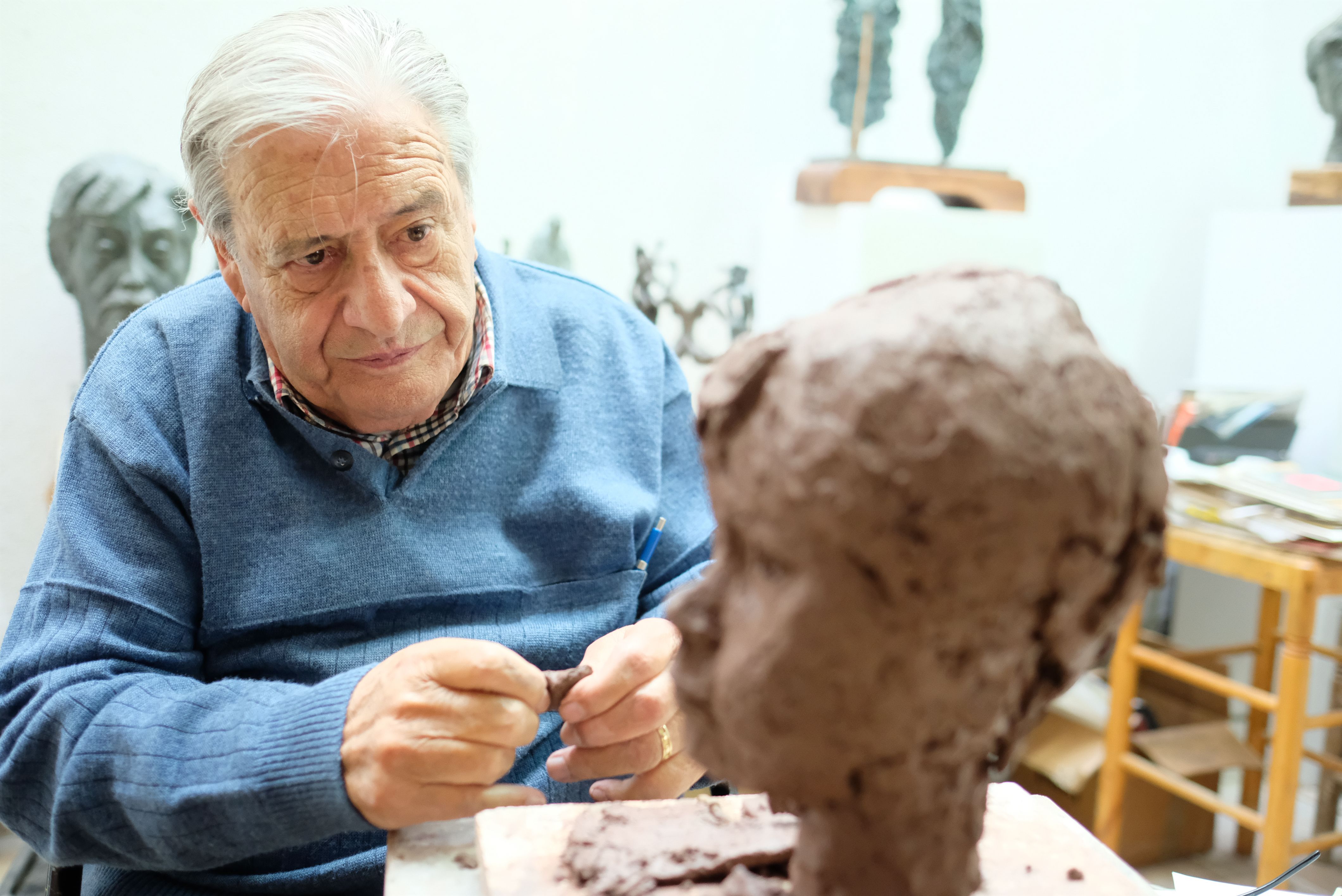 L'escultor Manuel Cusachs, al seu taller. Fotos: R. Gallofré