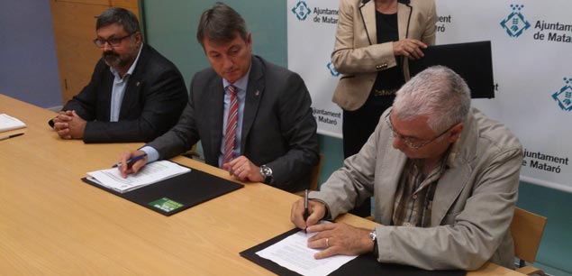 Fernàndez, Mora y Morgades, durante la firma del convenio