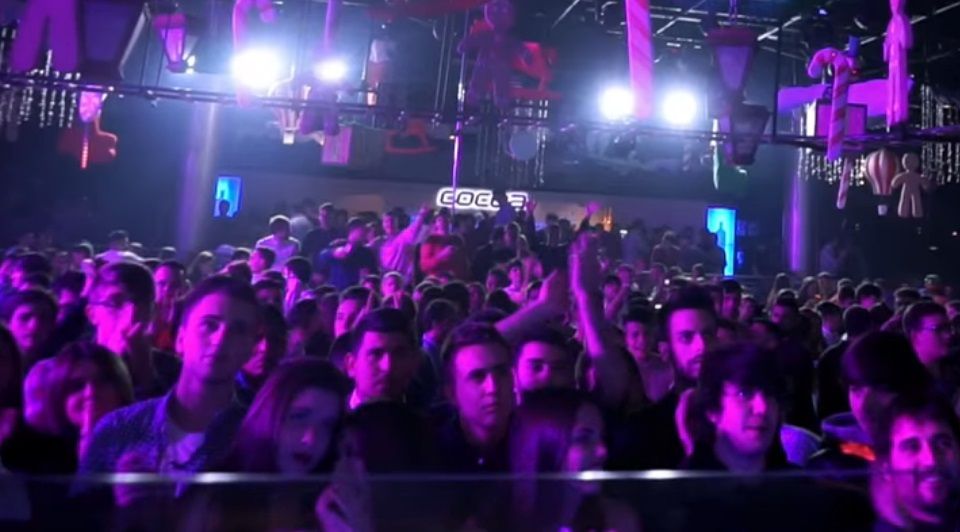 Un moment de l'emissió del vídeo amb la gent de Cocoa sorpresa i atenta.
