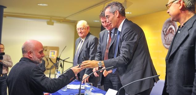 Giménez, rebent el guardó de mans de Josep Ibern, l'any passat