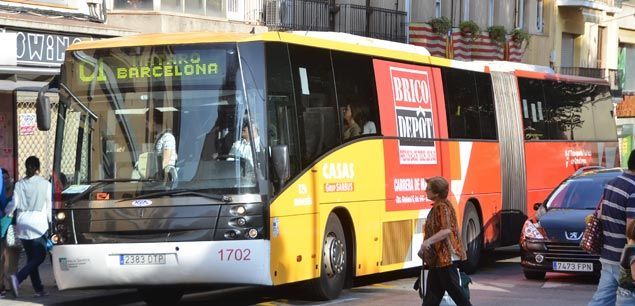 Un autobús de la línea C1, haciendo parada a plaza de las Tereses