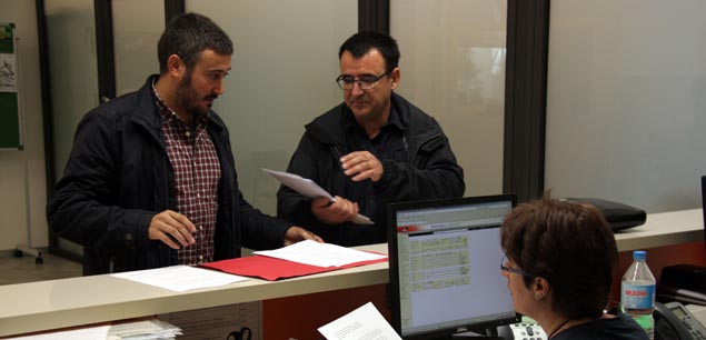 El representantes de Afánate, Ivan San Antonio y Jordi Martínez, registran la propuesta de mapa escolar de Mataró al Servicios Territoriales de la Generalitat