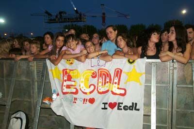 Las fans hicieron horas de cola para llegar a las primeras filas. Las fans hicieron horas de cola para llegar a las primeras filas.