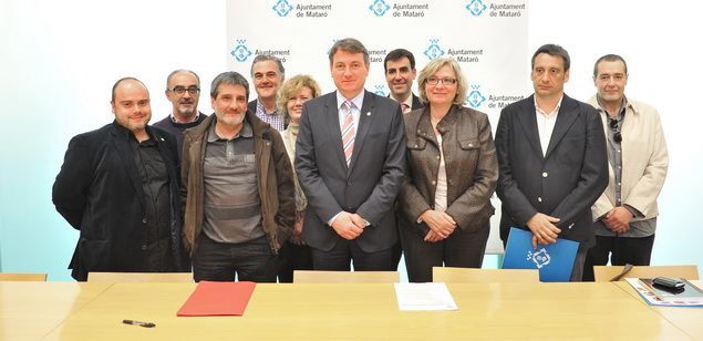 Presentación del Contrato Mataró, con Gonzalo Plata a la izquierda