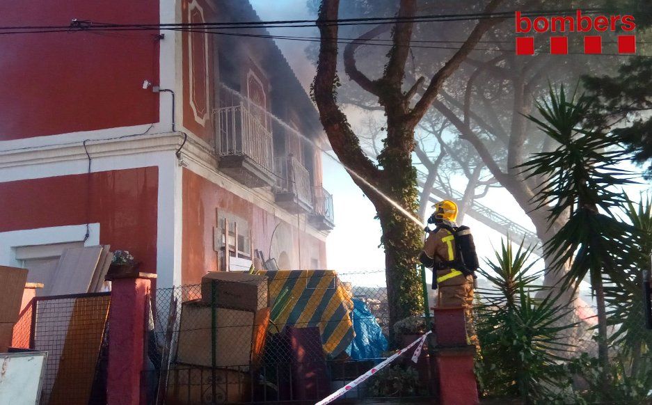 Extinció de l'incendi. Foto: Bombers
