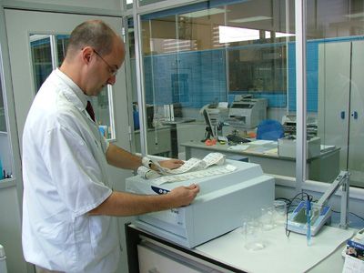 El doctor Cardona treballant al laboratori mataroní