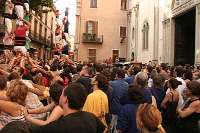 Pilars d'homenatge davant el fèretre de la Mariona.