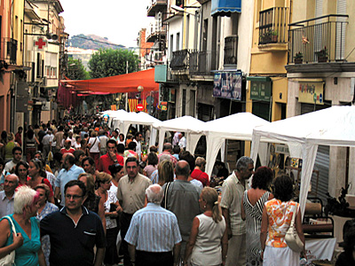 Vista del Carrer Gran, amb les parades de la Fira del Càntir a l'esquerra, durant la tarda de dissabte