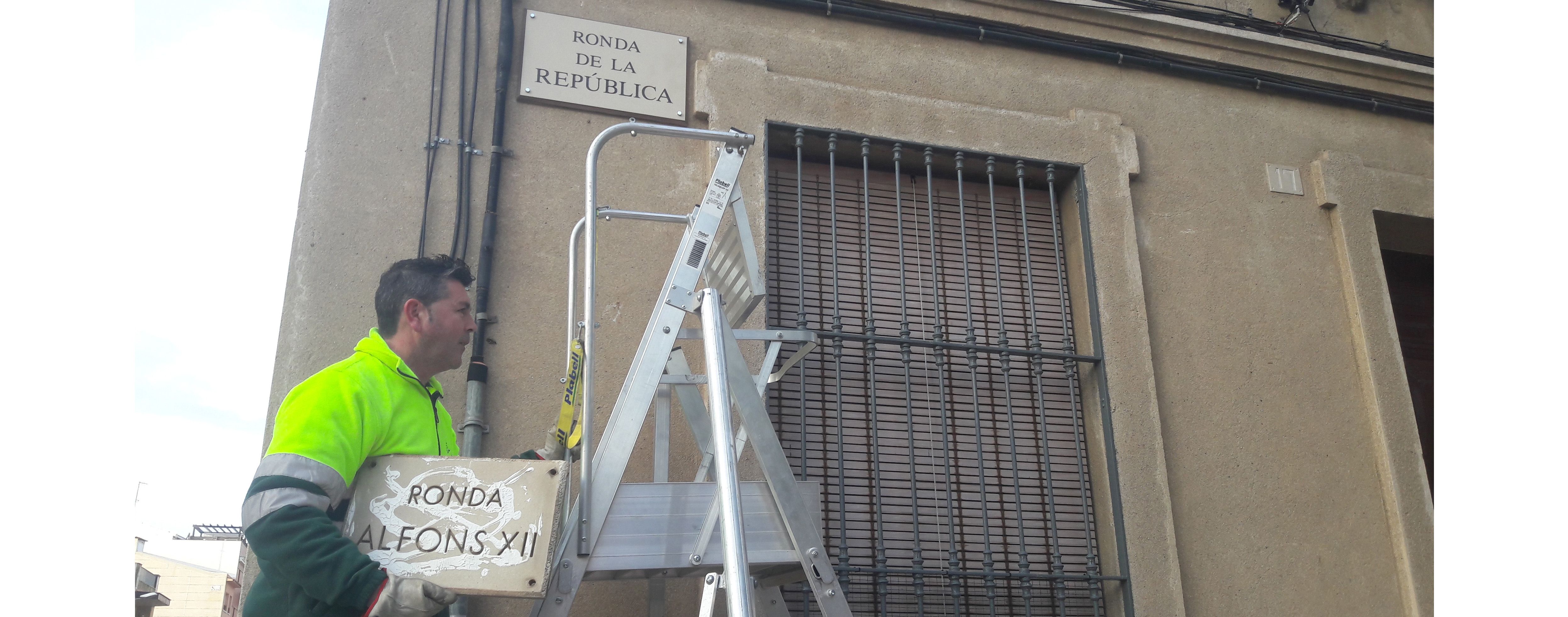 Cambio de placas. Foto: Ayuntamiento