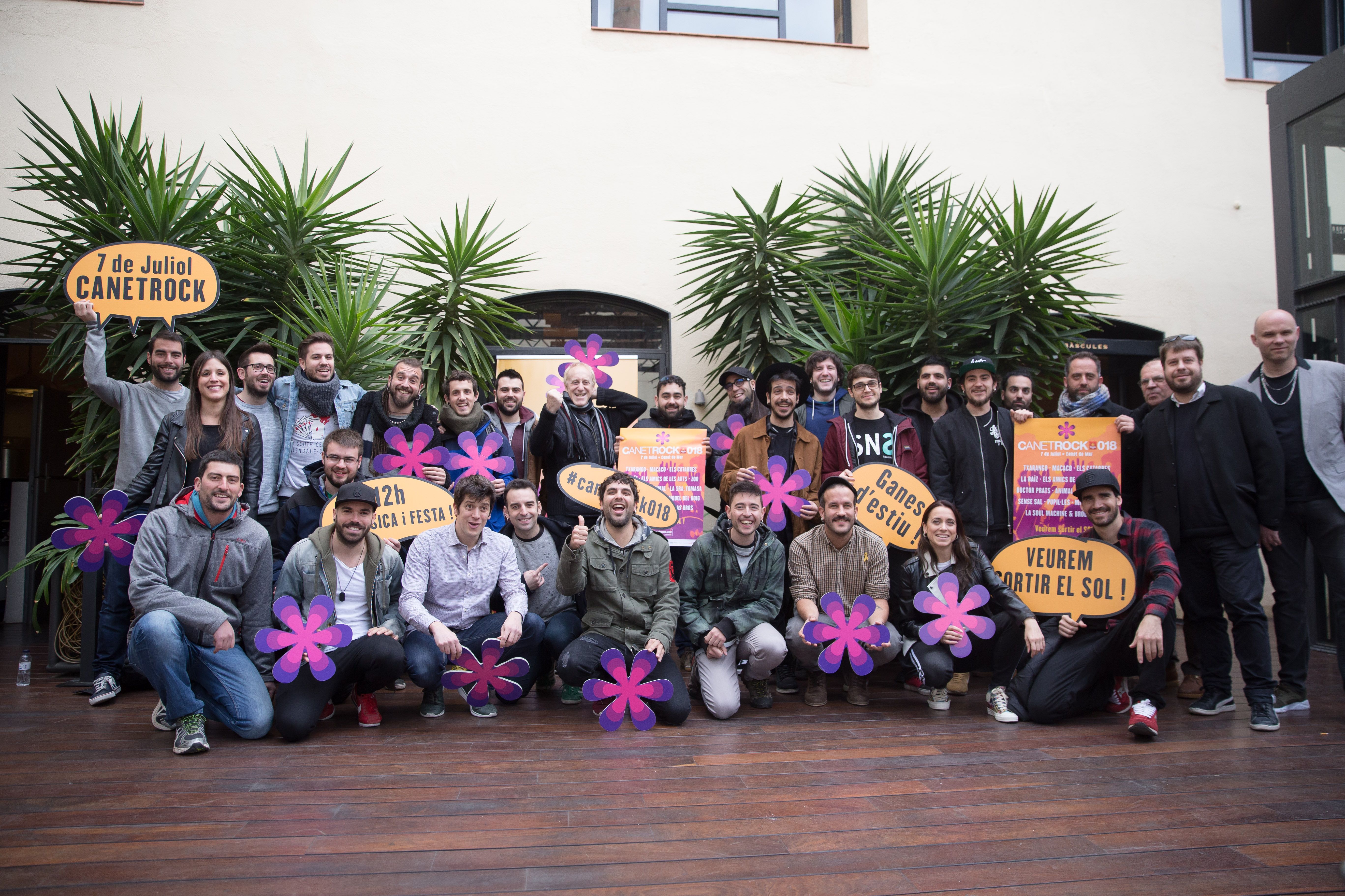 Foto de familia de los artistas participantes