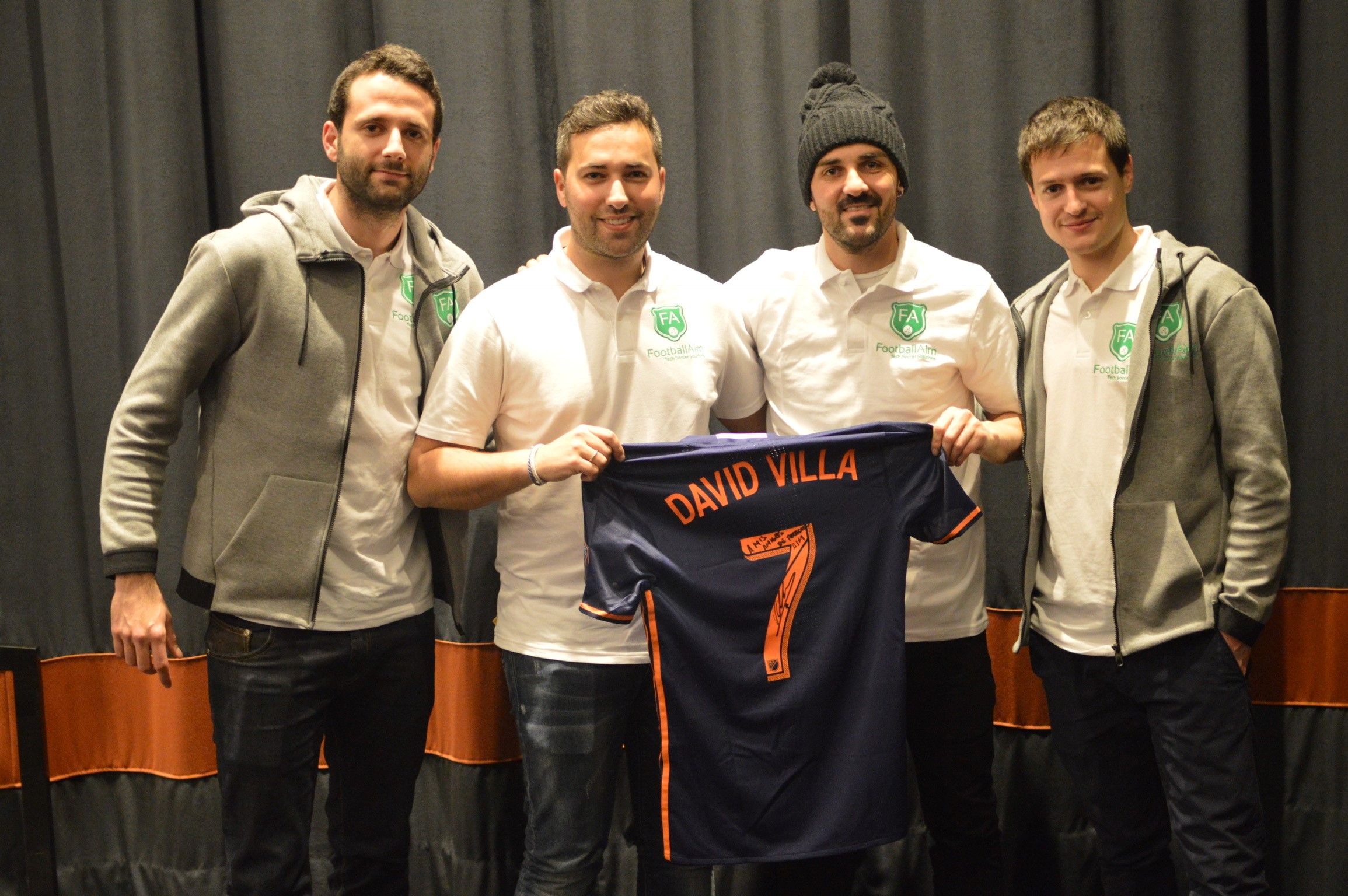 Villa, con los miembros de FootballAim