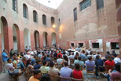 Imatge de la trobada d'ahir al vespre, on es van aplegar unes dues centes persones.