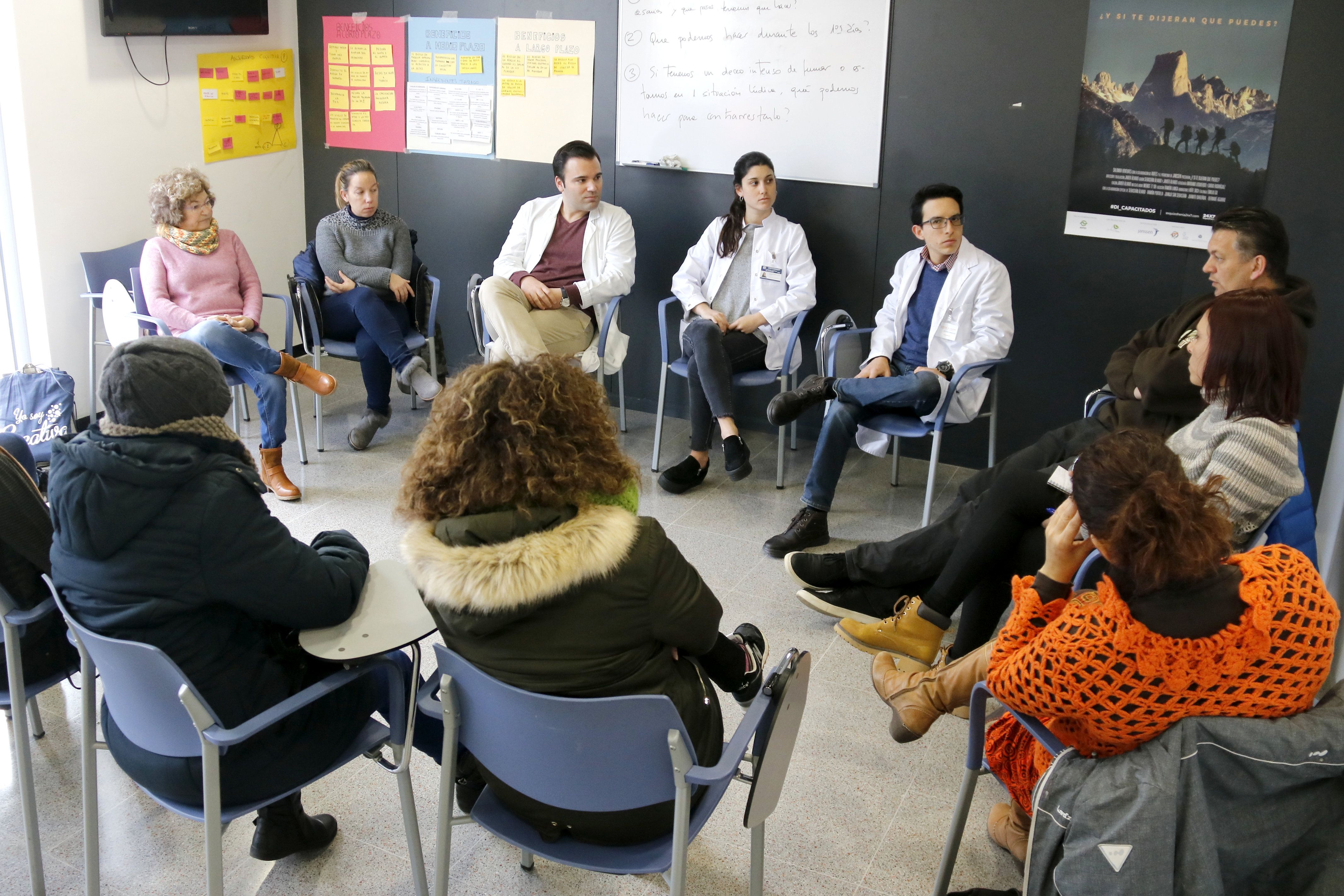 Terapia de grupo de pacientes con trastorno límite de la personalidad del Centro de Salud Mental del Hospital de Mataró. Foto: ACN