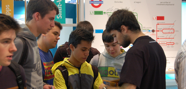 Visitants a l'estand de TecnoCampus Visitants a l'estand de TecnoCampus