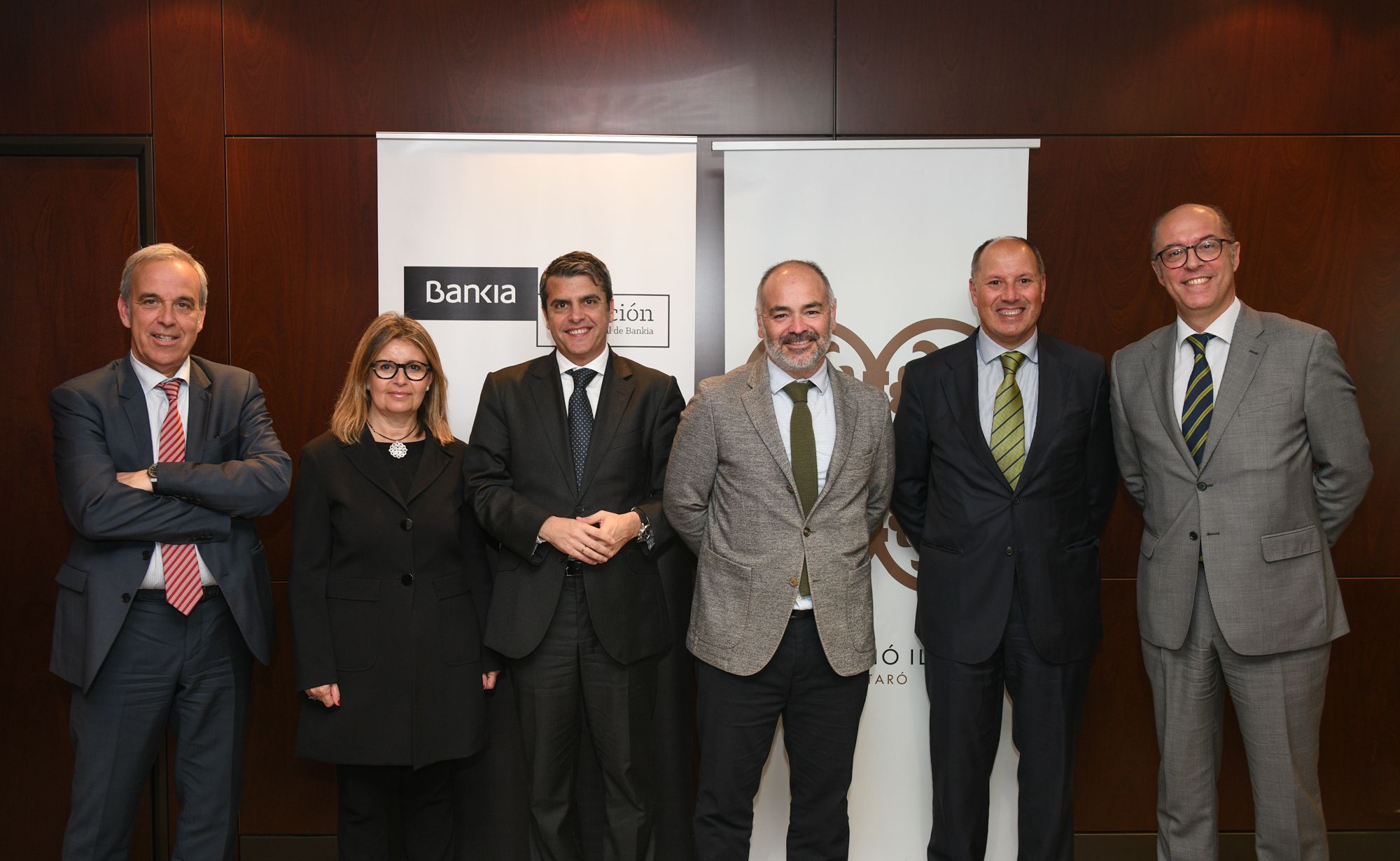 Representantes de Bankia y de la Fundación Iluro en la firma del convenio.