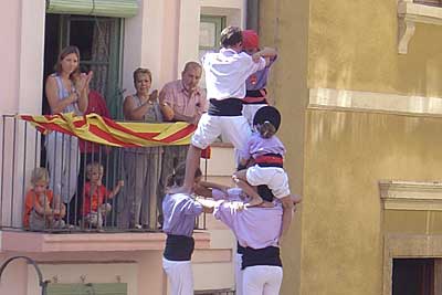 Un moment de l'actuació de Sant Magí a Tarragona, dissabte passat, amb un casteller amb casc. 