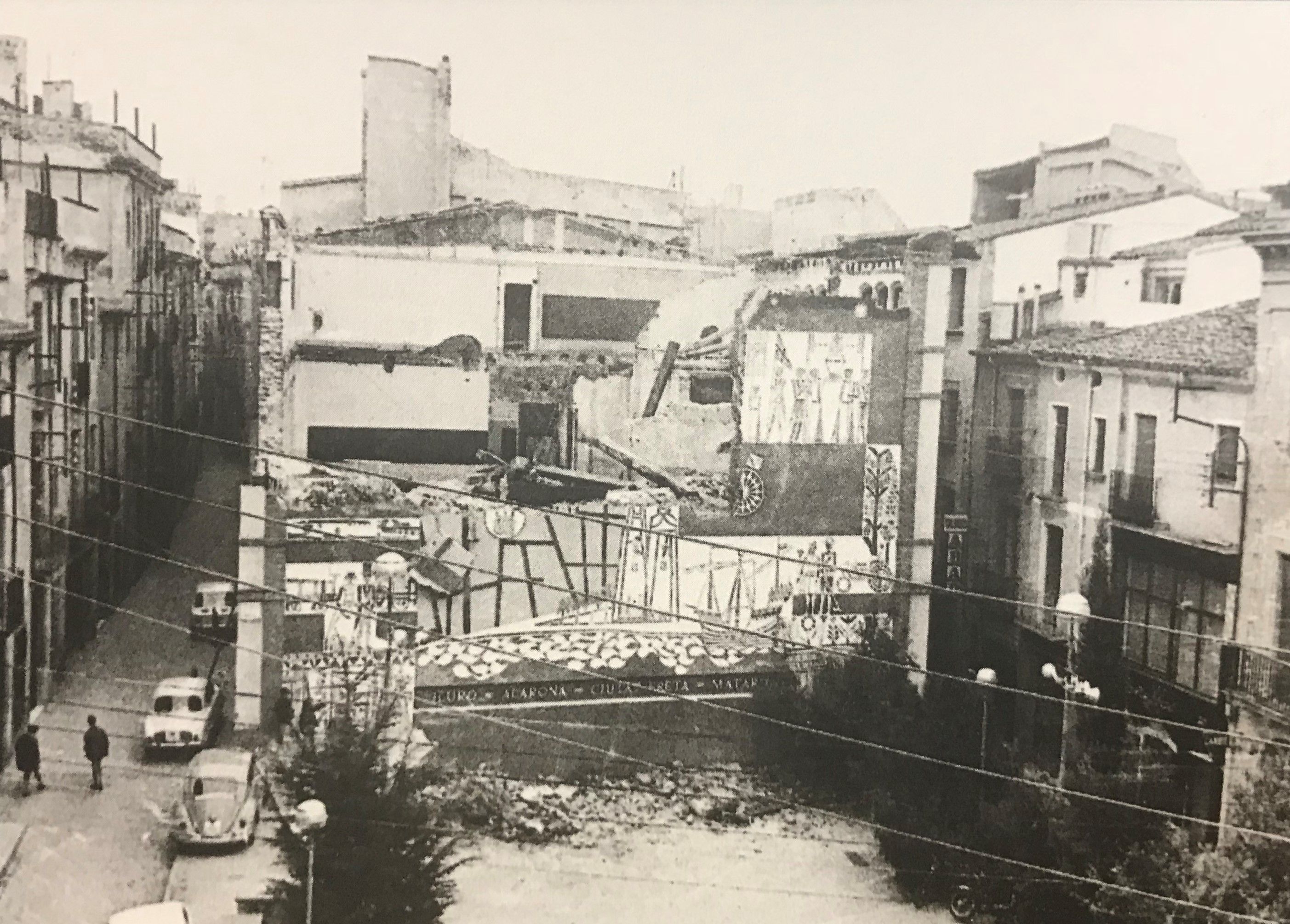 El derribo del edificio y del esgrafiado en 1968. Foto: Santi Carreras