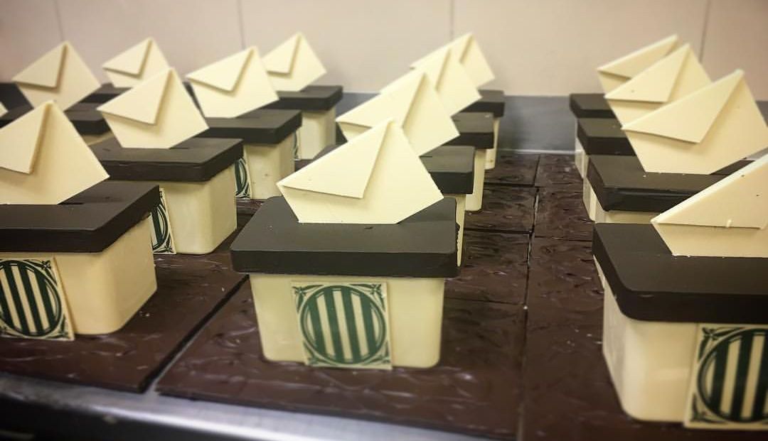 Las mones con forma de urna, al obrador de la pastelería. Foto: Claudi Uñó