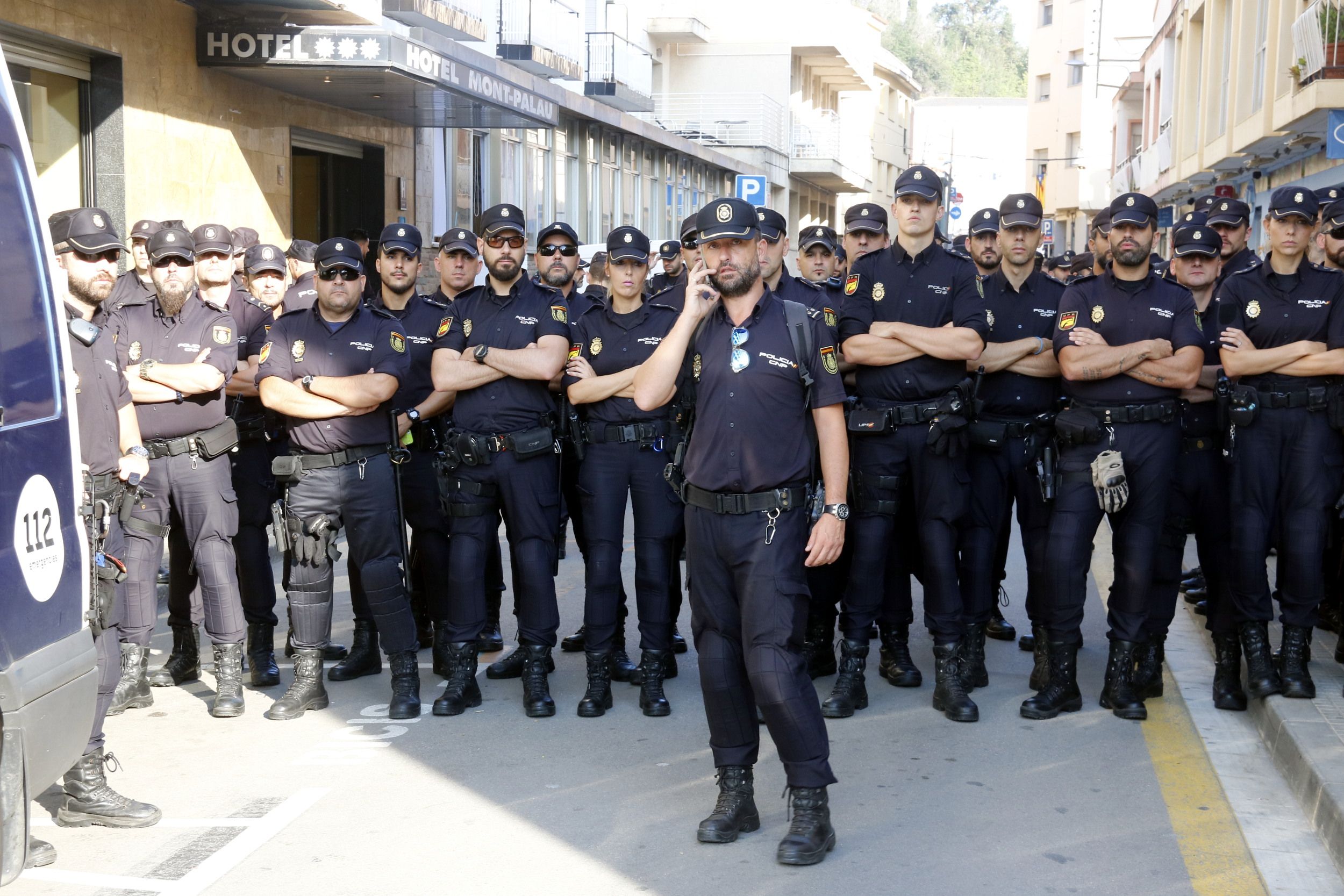 Un grueso de los agentes de la policía española que se alojaba en Pineda de Mar, forman al exterior del hotel. Un grueso de los agentes de la policía española que se alojaba en Pineda de Mar, forman al exterior del hotel.