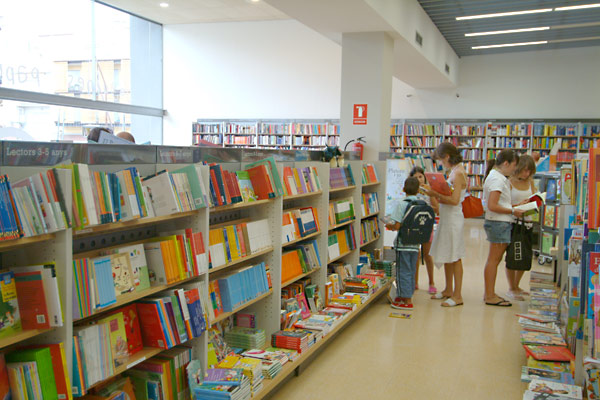 Families buscando los libros del próximo curso. Families buscando los libros del próximo curso.