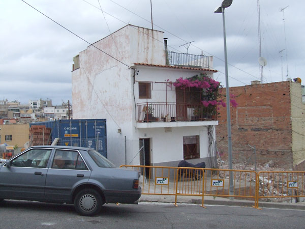 Las casas adyacentes a la vivienda de Jose Rísquez ya han sido derrocadas Las casas adyacentes a la vivienda de Jose Rísquez ya han sido derrocadas