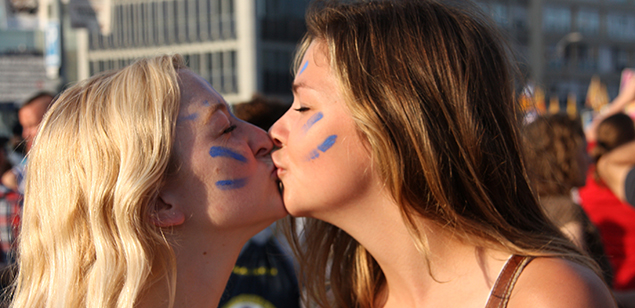 Dos chicas se dan un beso al desfile Pride Parade de Barcelona