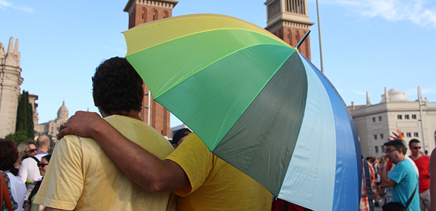 Una parella al Pride Parade de Barcelona