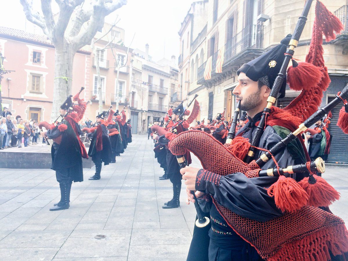 La Real Banda de Gaitas ofrece un recital ante la Basílica de Santa Maria para inaugurar la Vía Marina. Foto: Ayuntamiento de Mataró