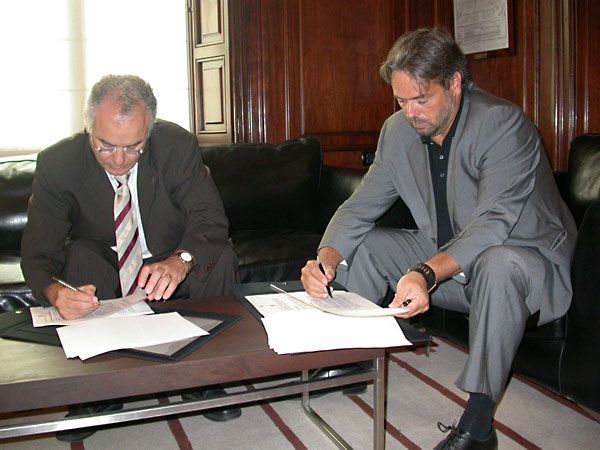 Benach y Baron firmando el convenio. Benach y Baron firmando el convenio.
