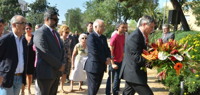Representantes políticos a la ofrenda floral